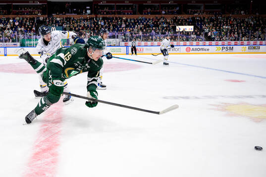 HV71s Oskar Stål-Lyrenäs och Färjestads Jack Berglund