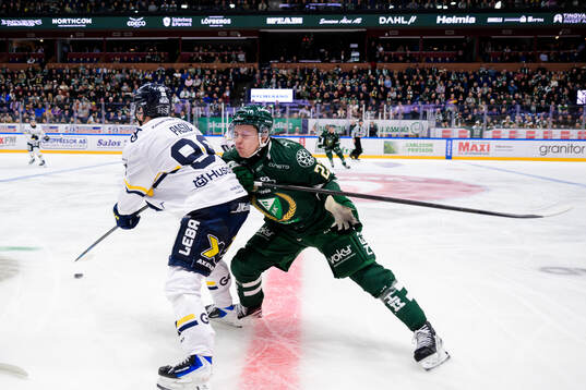 HV71s Nikola Pasic och Färjestads Mikkel Eriksen