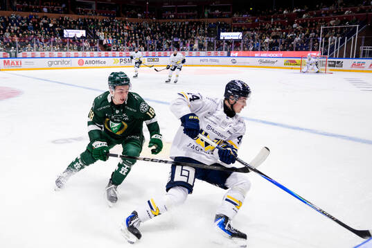 Färjestads Elias Eriksson och HV71s Hugo Fransson