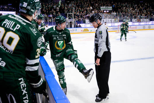Färjestads Viktor Lodin i samtal med linjedomare William