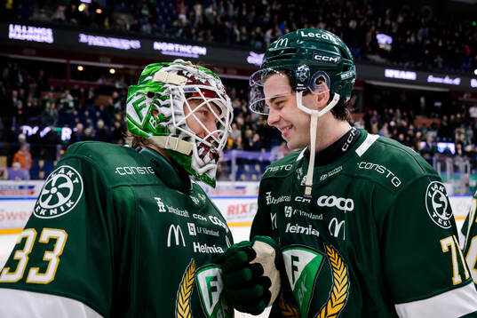 Färjestads målvakt Emil Larmi och Viktor Lodin
