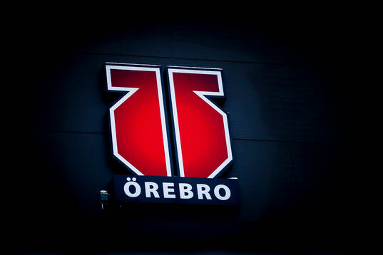 Örebro logo på Behrn Arena exteriör
