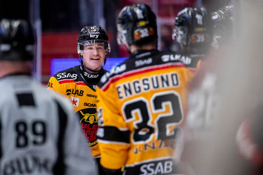 Luleås Filip Eriksson jublar vid 0-1