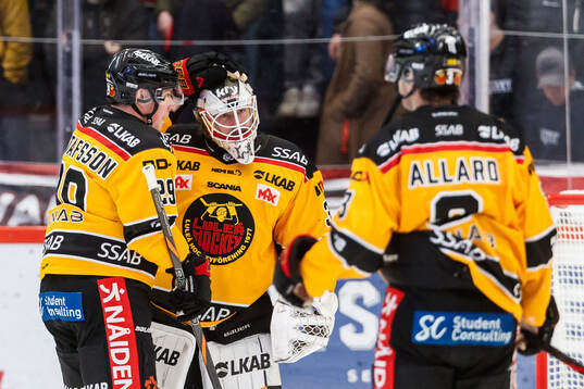 Luleås Erik Gustafsson och målvakt Joel Lassinantti jublar