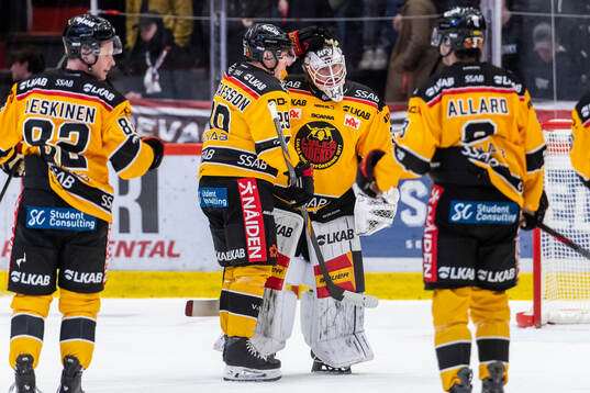 Jubel hos Luleås målvakt Joel Lassinantti
