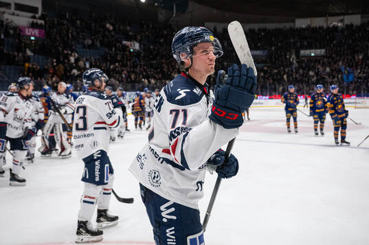 Linköpings Eskild Bakke Olsen tackar publiken