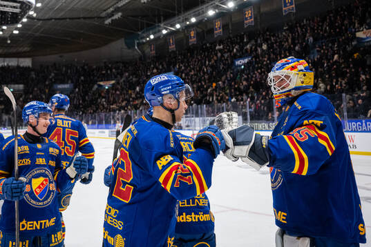 Djurgårdens Jesse Ylönen jublar med målvakt Magnus