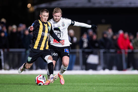 Hammarby TFFs Benjamin Laturnus och Örebros Karl Holmberg
