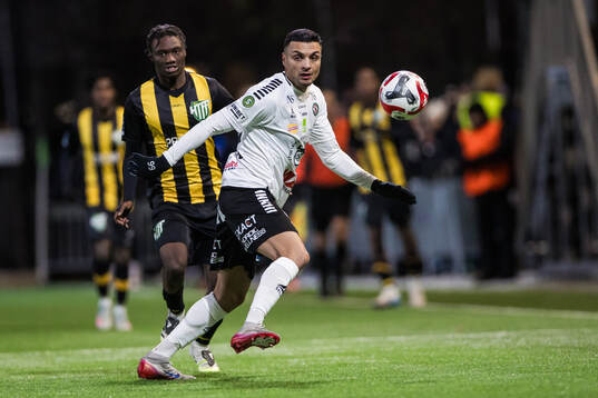 Hammarby TFFs Essayas Lwampindy-Bofua och Örebros Ahmed