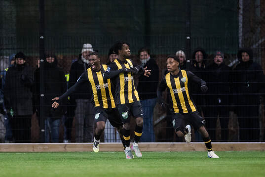 Hammarby TFFs Odera Samuel Onuchukwu Adindu (m) jublar med