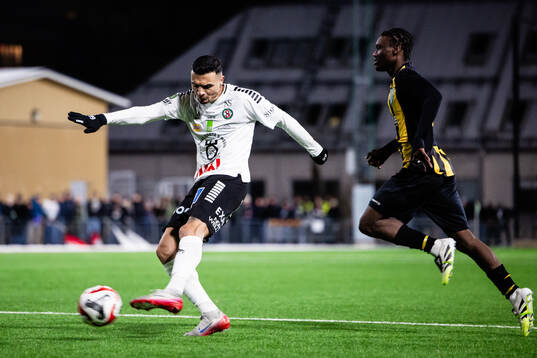 Örebros Ahmed Yasin och Hammarby TFFs Essayas