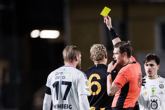 Örebros Karl Holmberg blir varnad av Domare Erik Mattsson