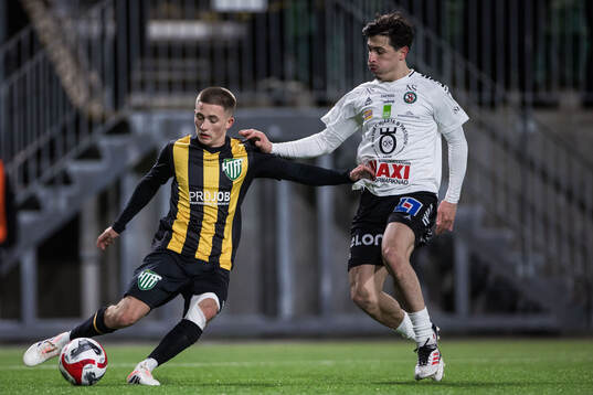 Hammarby TFFs Benjamin Laturnus och Örebros Antonio Yakoub