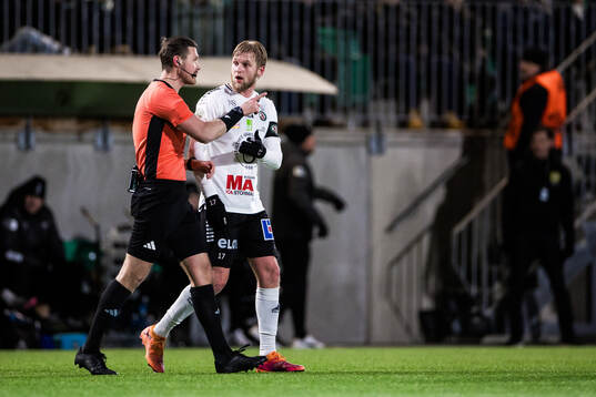 Domare Erik Mattsson och Örebros Karl Holmberg