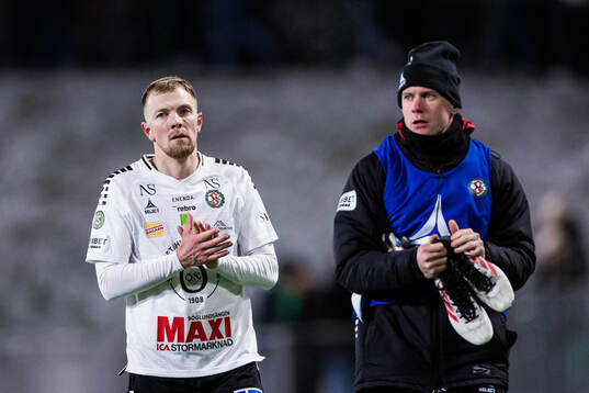 Örebros Jesper Modig och målvakt Liam Rönnelöw deppar