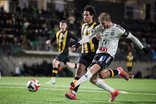 Örebros Karl Holmberg och Hammarby TFFs Jordan Simpson