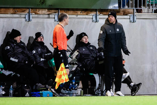 Örebros tränare Patrik Haginge reagerar bredvid