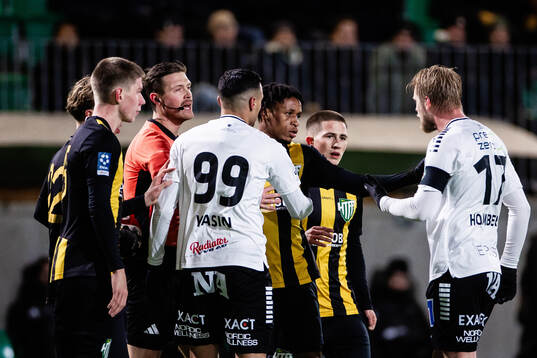 Hammarby TFFs Essayas Lwampindy-Bofua och Björn Hedlöf i