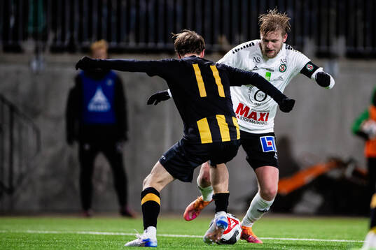 Örebros Karl Holmberg och Hammarby TFFs Oscar Steinke