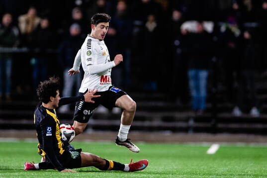Hammarby TFFs Jordan Simpson och Örebros Antonio Yakoub