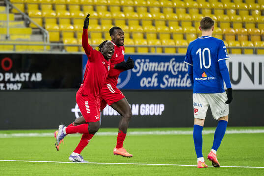 Utsiktens Kalipha Jawla och Adil Titi jublar och Norrby IFs