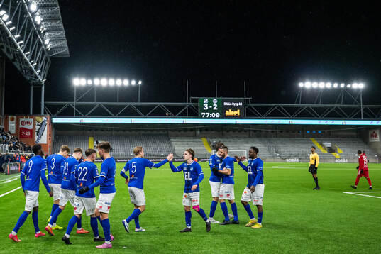 Norrbys Chisomnazu Chika Chidi jublar med lagkamrater