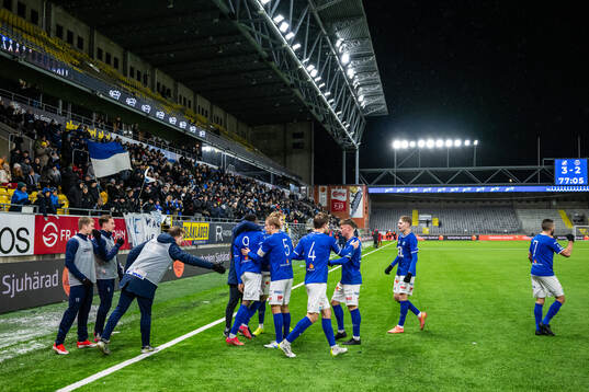 Norrbys Chisomnazu Chika Chidi jublar med lagkamrater