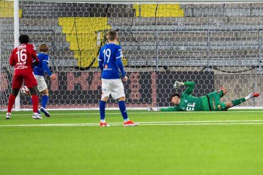 Norrbys Sebastian Banozic ser bollen ta i stolåen