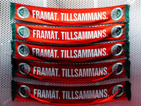 Frölundas klubbmärke på halsdukar i Scandinavium