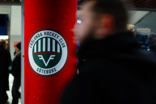 Frölundas klubbmärke på en pelare i Scandinavium