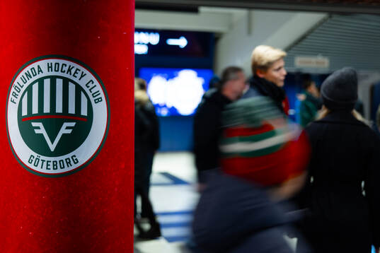 Frölundas klubbmärke på en pelare i Scandinavium