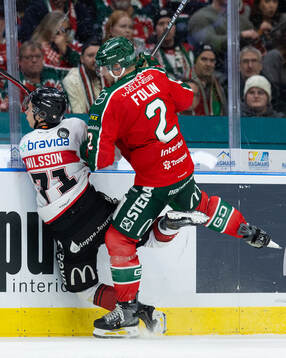 Frölundas Christian Folin tacklar Malmö Redhawks Isac