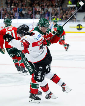 Frölundas Filip Cederqvist tacklar Malmö Redhawks Topi