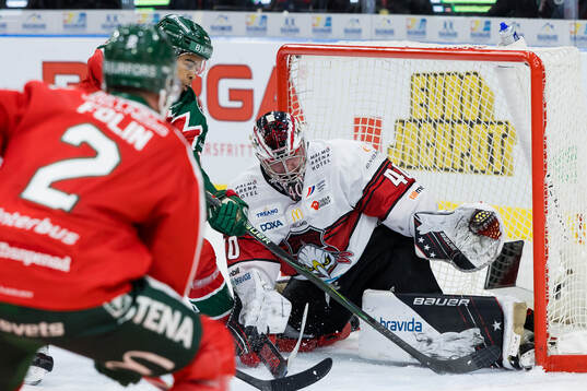 Frölundas Max Westergård och Malmö Redhawks målvakt