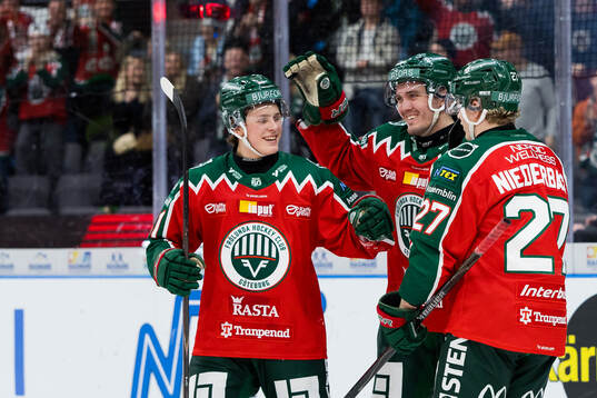 Frölundas Max Lindholm jublar med Ivar Stenberg och