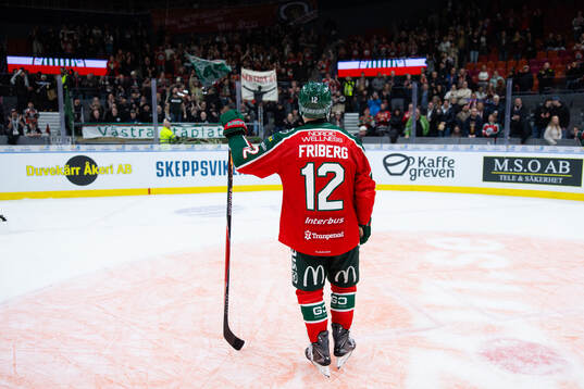 Frölundas supportrar sjunger för Frölundas Max Friberg