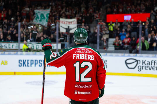 Frölundas supportrar sjunger för Frölundas Max Friberg
