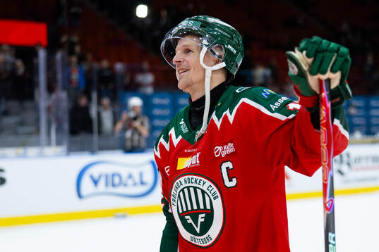 Frölundas supportrar sjunger för Frölundas Max Friberg
