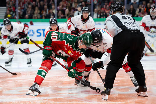 Frölundas Jacob Peterson tekar mot Malmö Redhawks Janne