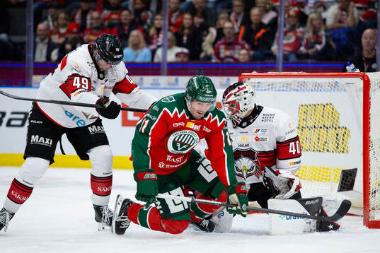 Malmö Redhawks Seth Barton och målvakt Oskar Blomgren mot