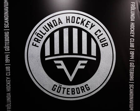 Frölundas klubbmärke på introväggarna