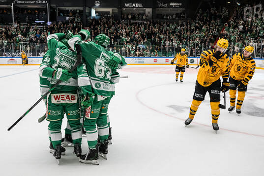 Rögles Fredrik Olofsson jublar med lagkamrater
