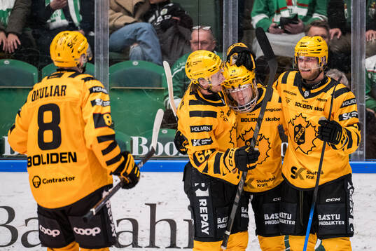 Skellefteås Jonathan Pudas och Viktor Klingsell jublar