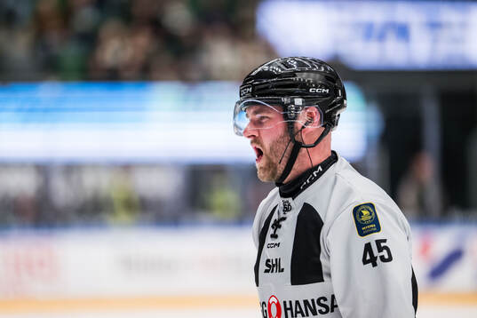 Linjedomare Andréas Svensson har ont