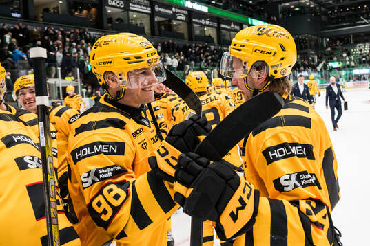 Skellefteås Rickard Hugg och Jonathan Pudas jublar