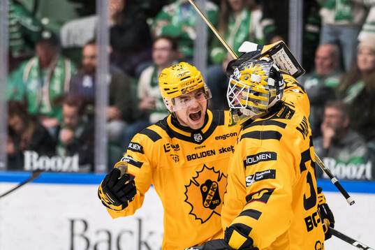 Skellefteås Max Krogdahl och målvakt Strauss Mann jublar