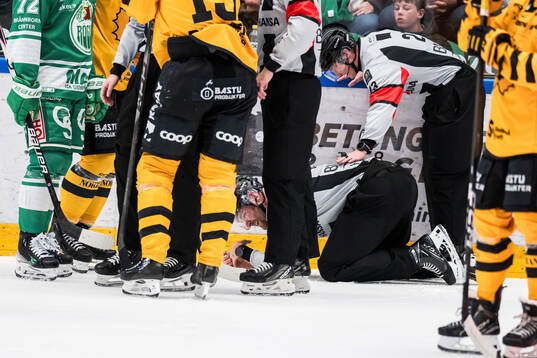 Linjedomare Andréas Svensson har ont