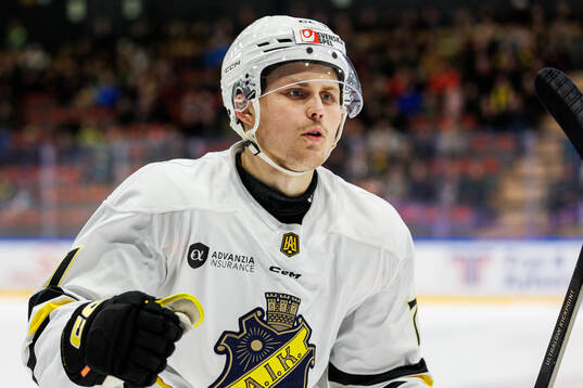 AIKs John Dahlström jublarunder ishockeymatchen i