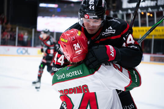 Modos Kyle Topping och Nybro Vikings Isak Norlin