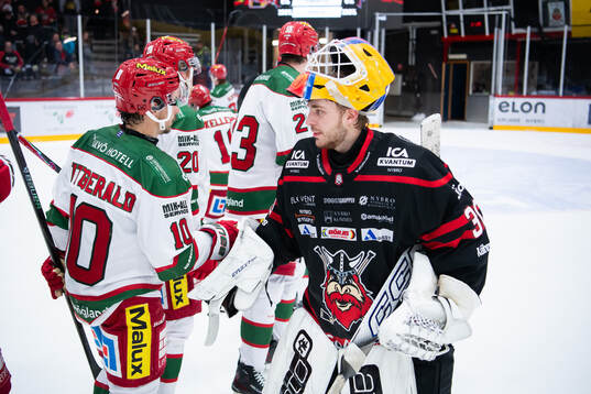 Nybro Vikings målvakt Hugo Hävelid jublar